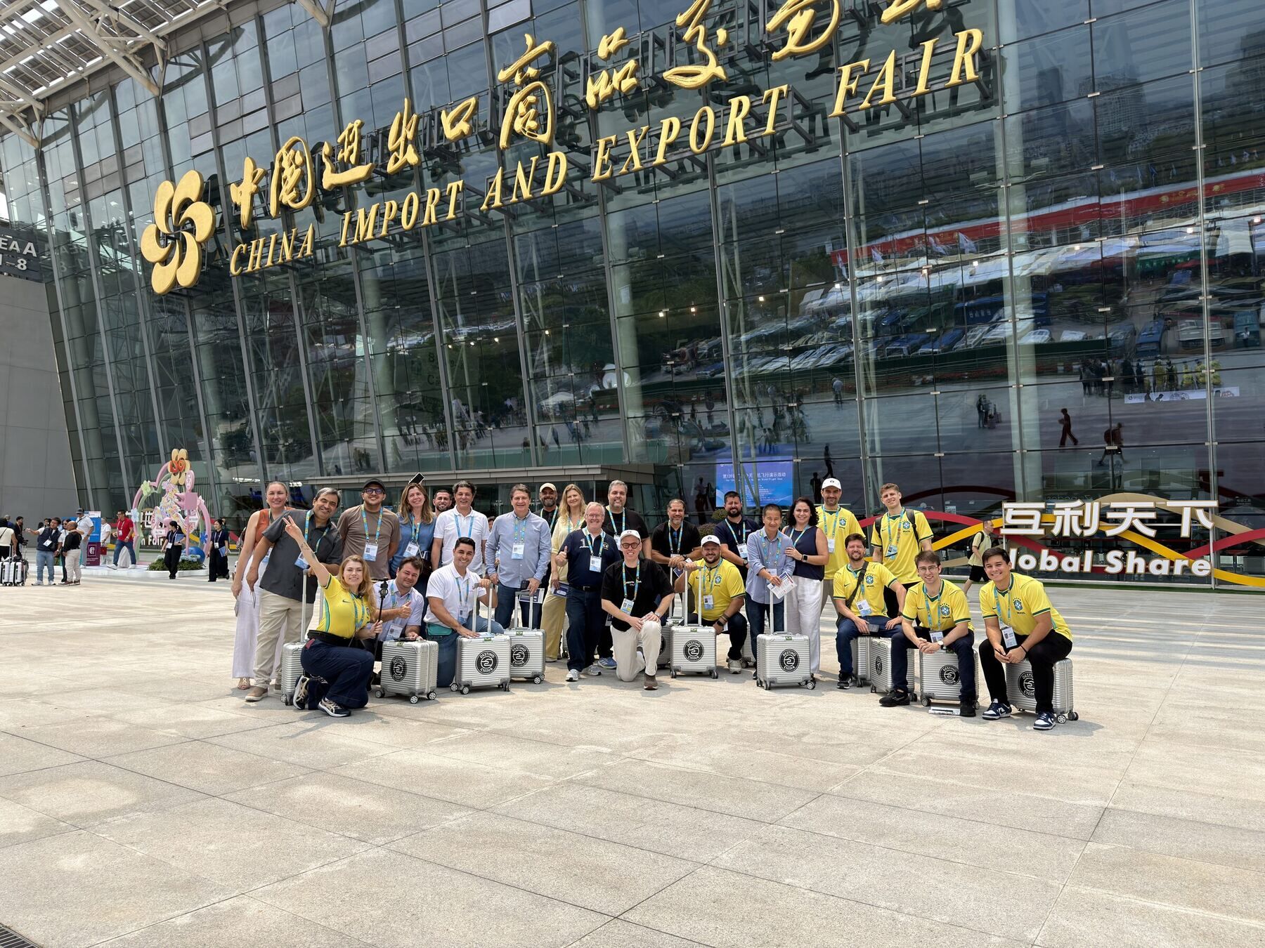 Nosso grupo na entrada principal da Canton Fair, edição de abril de 2026.