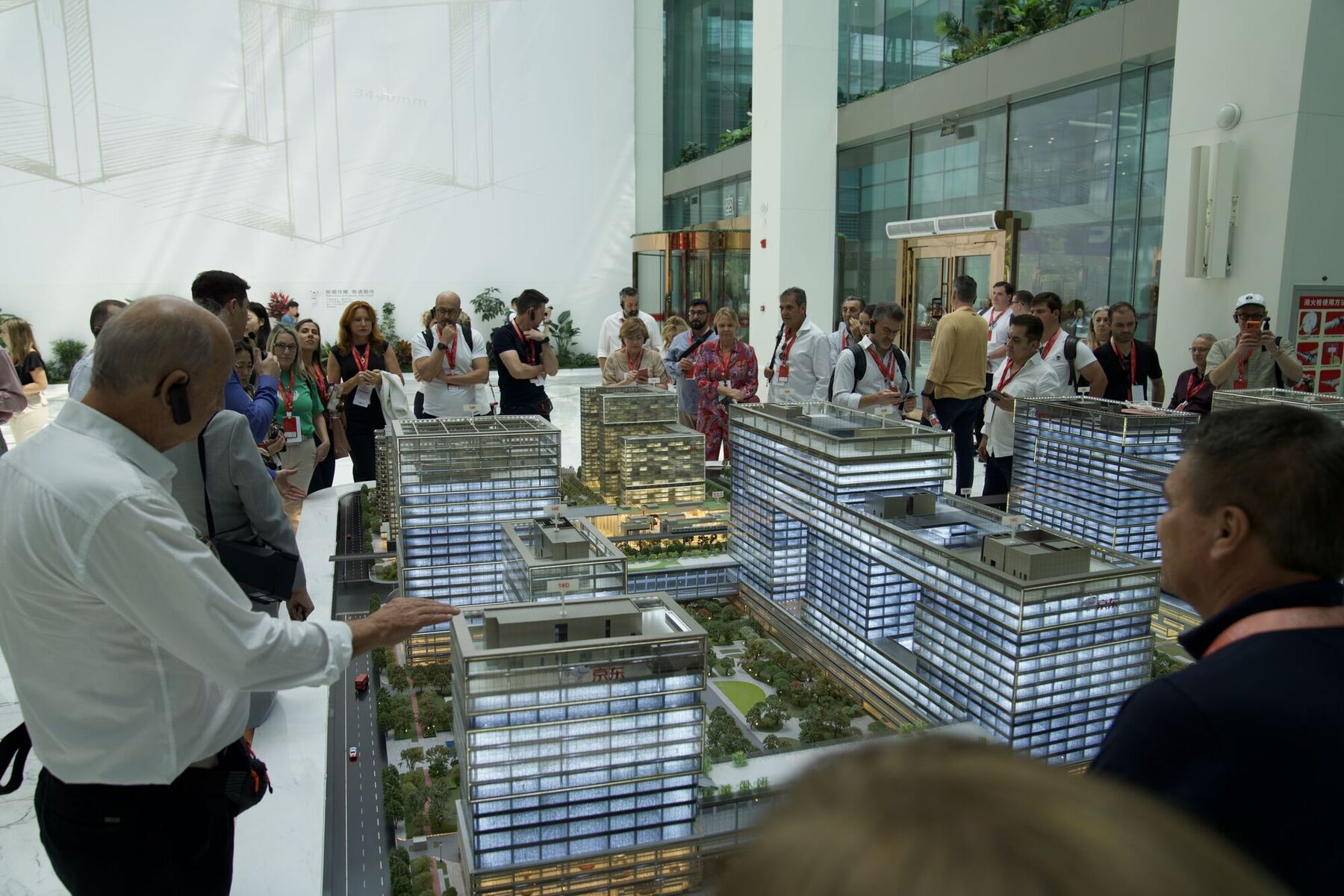 Maquete da operação logística da JD.com — escala que redefine a ideia de distribuição.
