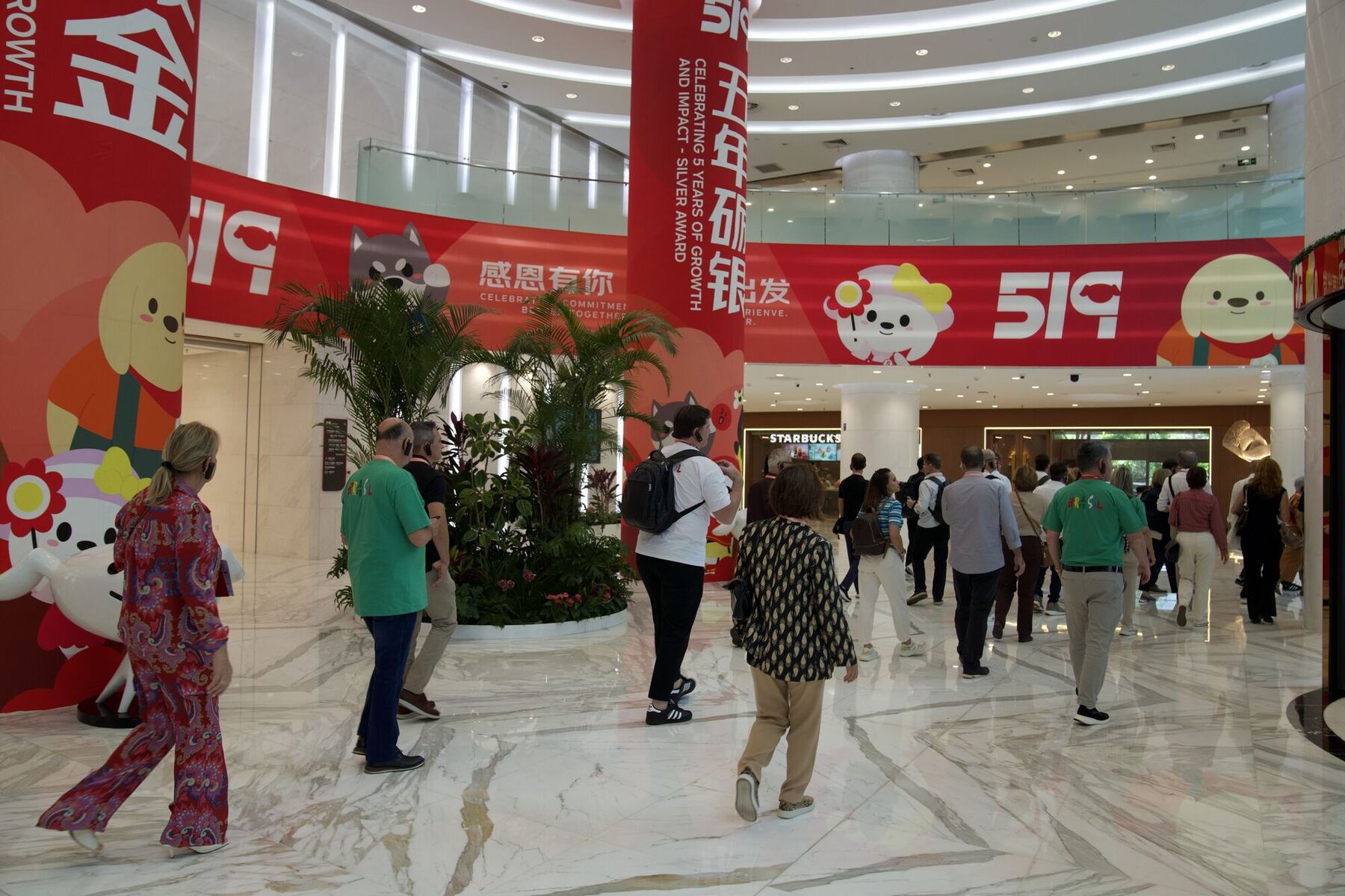 Apresentação institucional na sede da JD.com — acesso que só uma delegação organizada consegue.