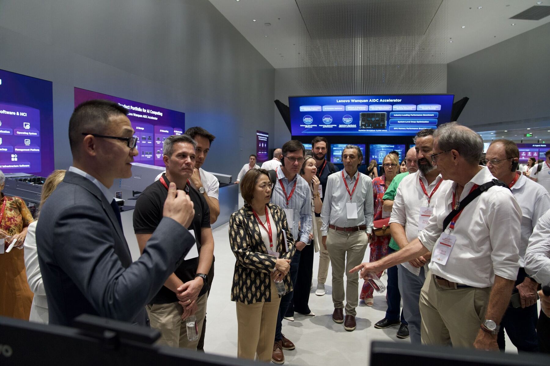 Tecnologia de ponta apresentada ao grupo na Lenovo.