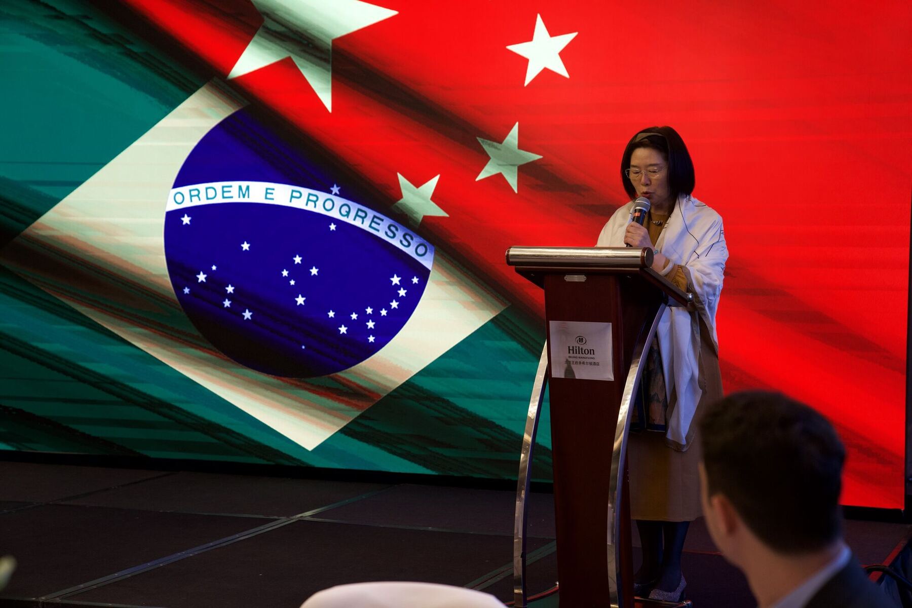 Cerimônia institucional Brasil–China com bandeiras dos dois países