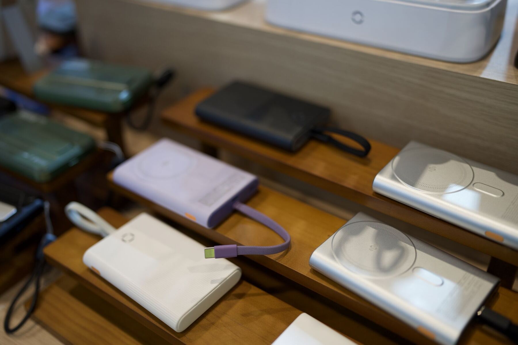 Power banks e carregadores expostos em showcase de fornecedor chinês