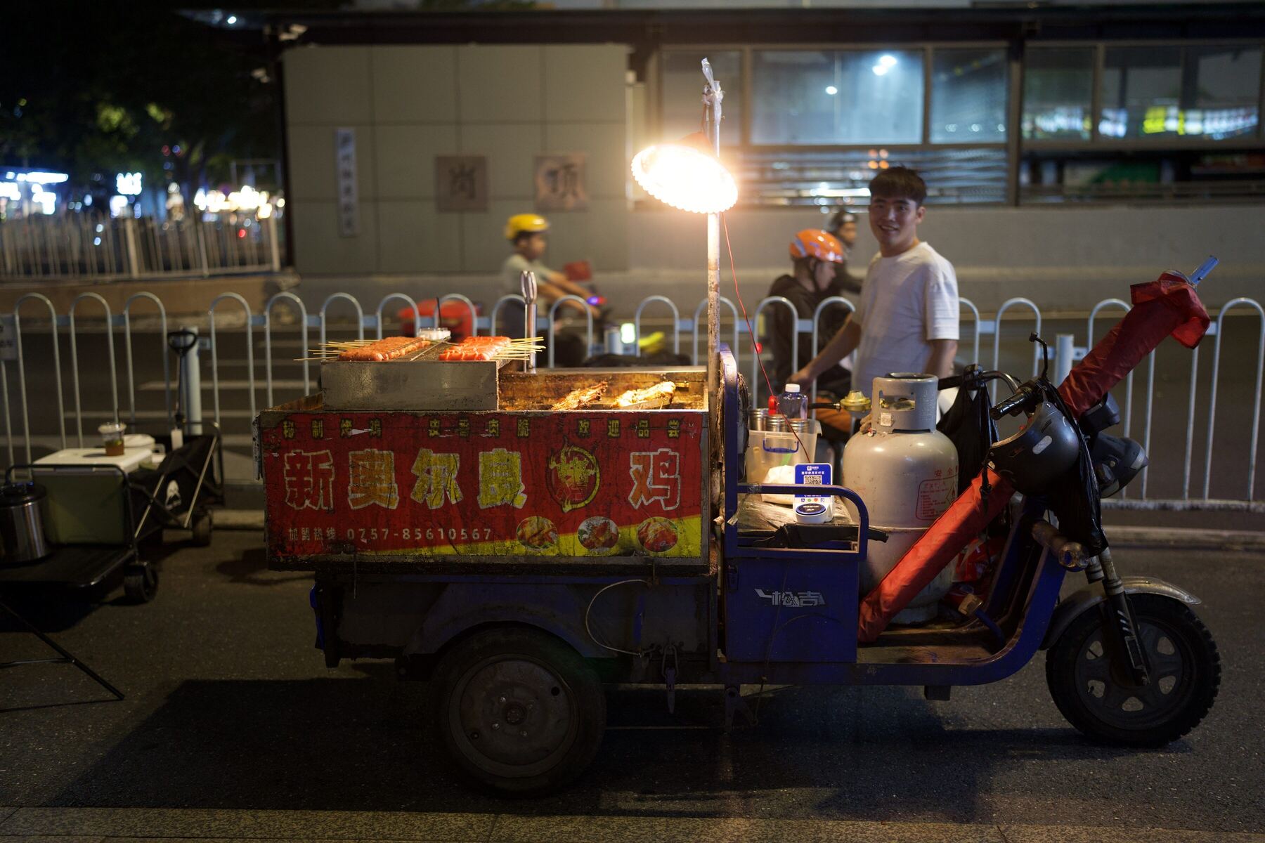 Rua chinesa à noite com carrinho de comida — vida local em Guangzhou