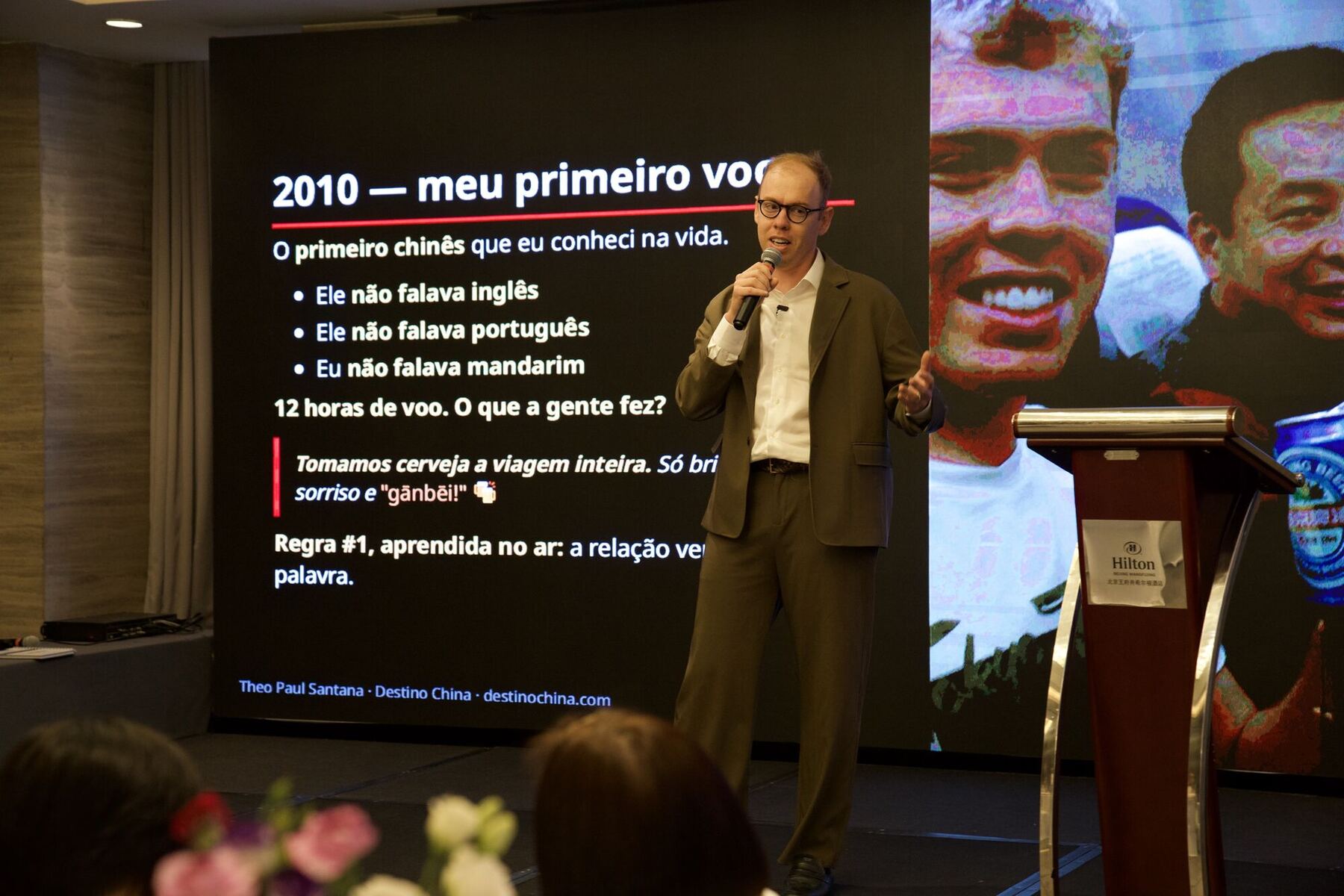 Theo Santana dando palestra sobre negócios na China