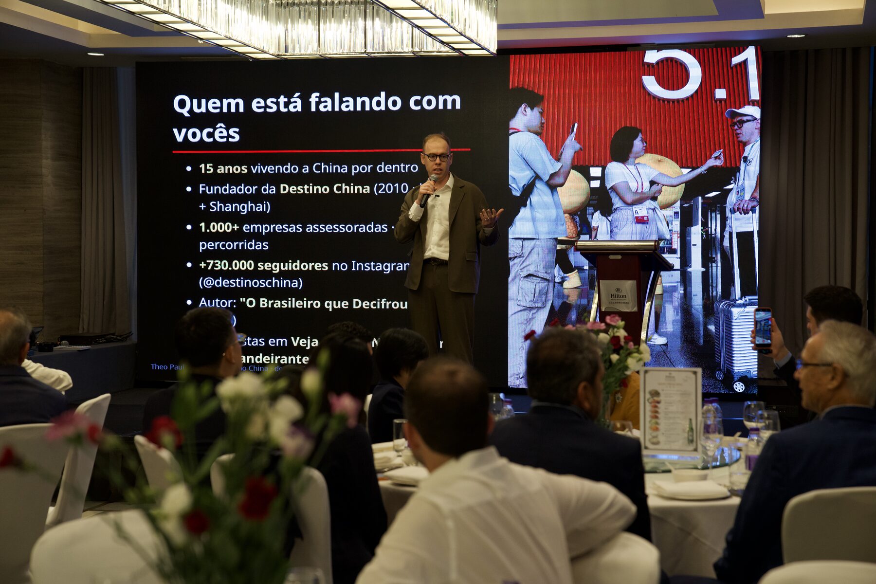 Theo conduzindo palestra para o grupo de empresários na China