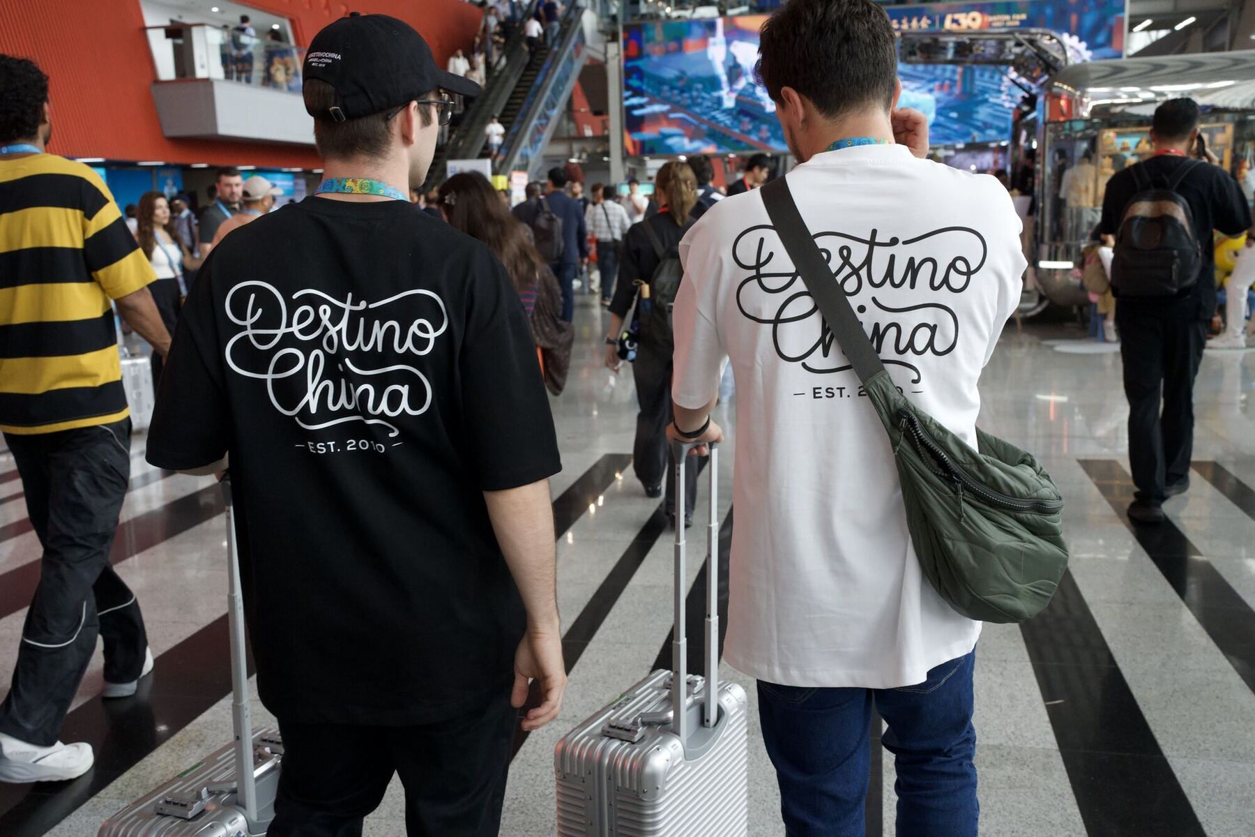 Time da Destino China com camisetas da marca trabalhando na Canton Fair