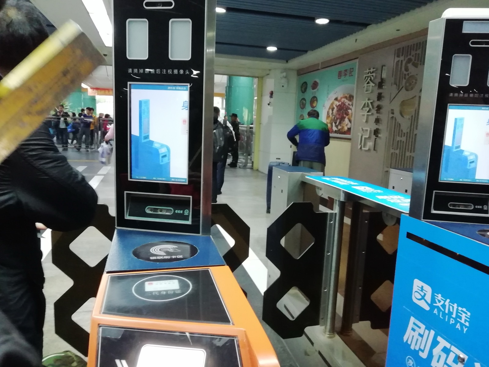 Você paga tudo com um QR code (e até com a mão)