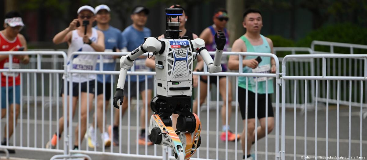 O contraste com a meia-maratona de robos de Pequim