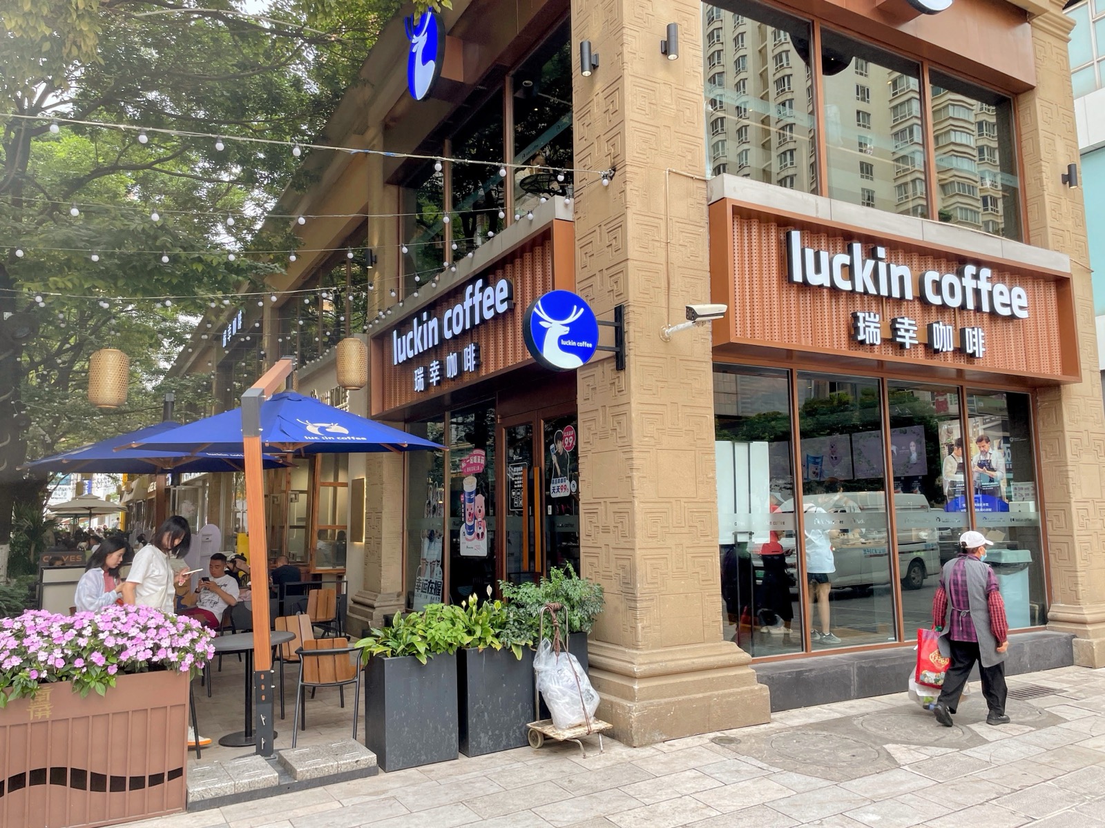 A China é o país do chá — mas a Luckin acabou de humilhar a Starbucks no café