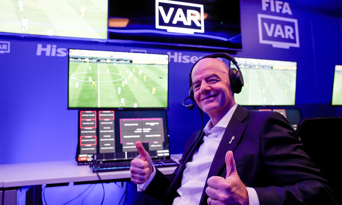 A tecnologia: o VAR passa por telas chinesas (e a bola é um computador)