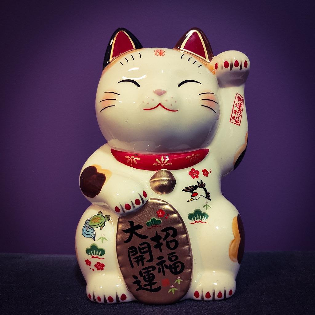 O gato da sorte nasceu no Japão, mas a China virou a fábrica dele