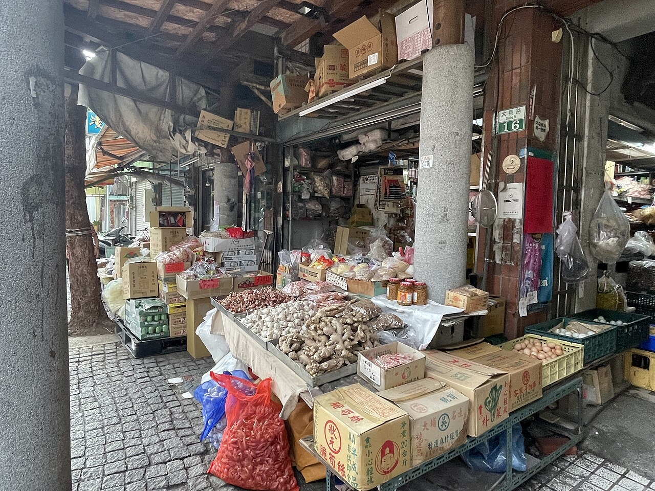 Mercado, restaurante e depósito no mesmo prédio