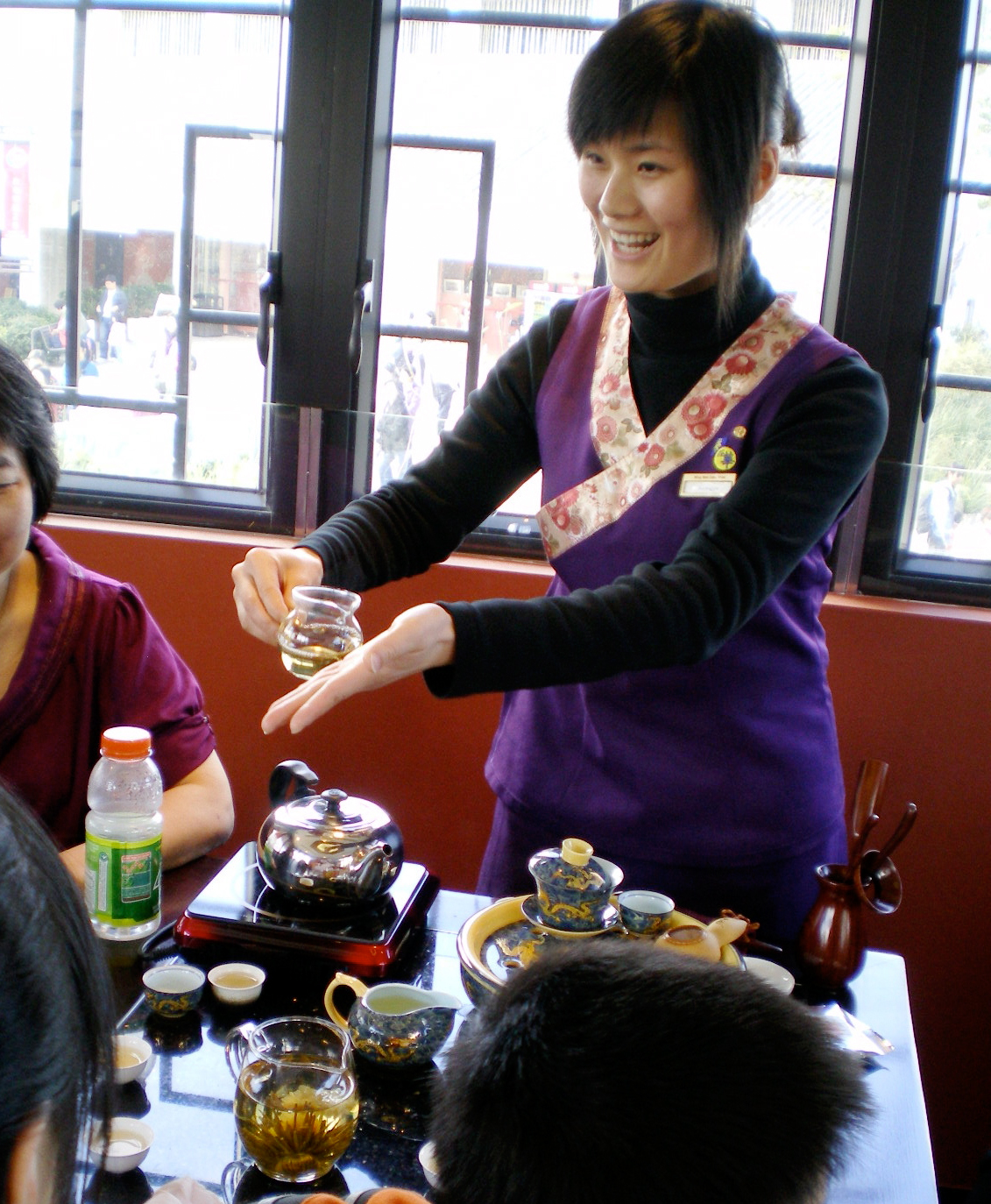 O ritual do chá na mesa de negociação chinesa (e os códigos que decidem o negócio)