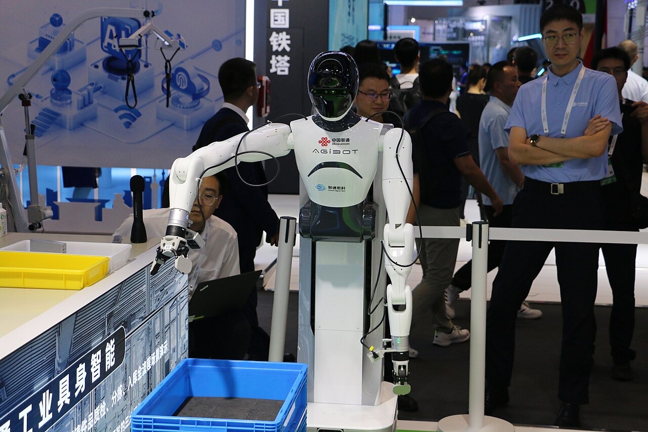 Robô batendo ponto na fábrica