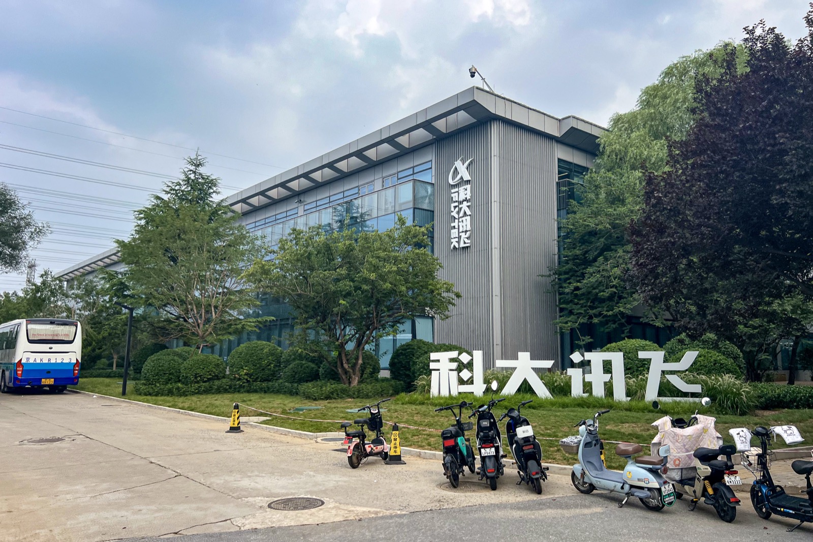 Enquanto o mundo teme a IA tirar emprego, a China trata a IA como política de Estado