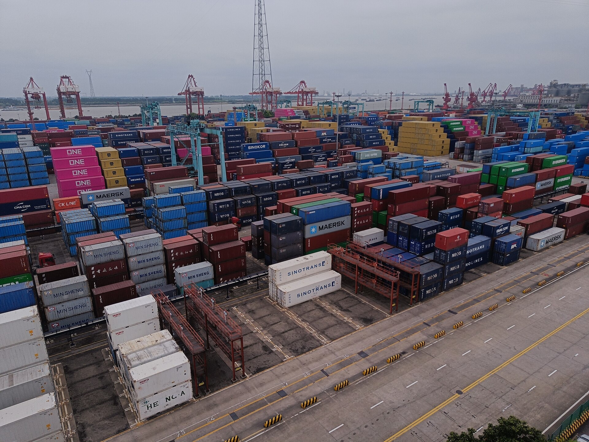 Exportacoes da China crescem 27% em junho de 2026 com boom de IA