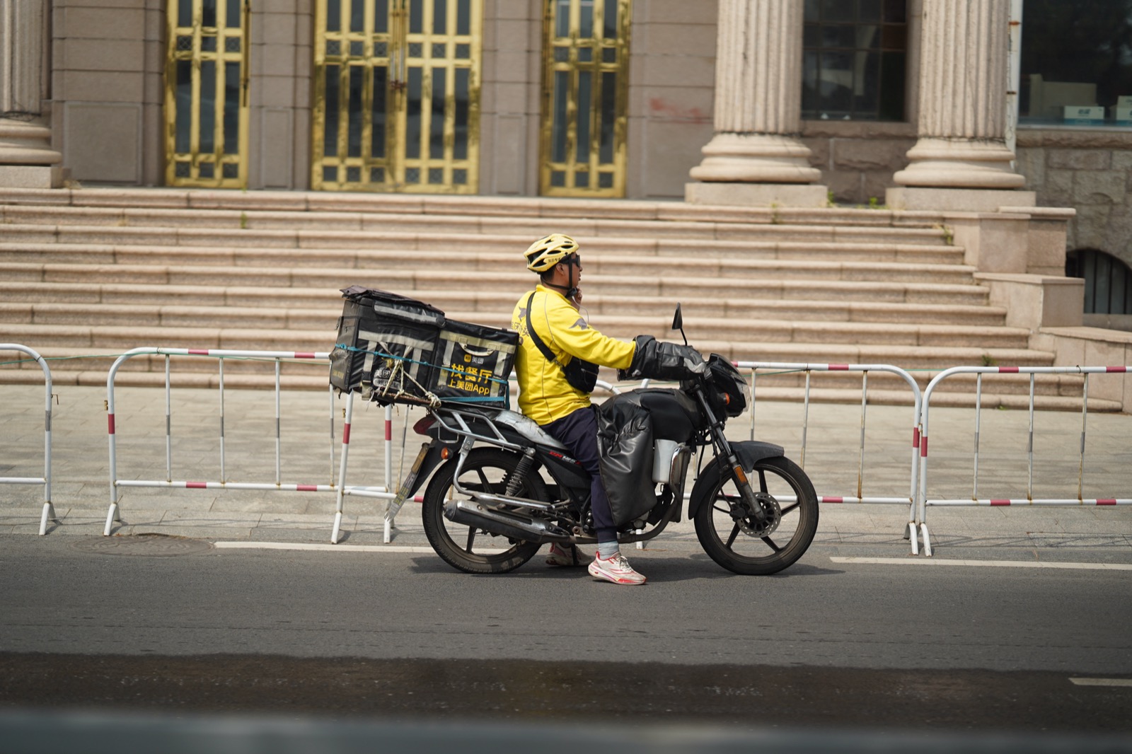 200 milhões de entregadores: a maior gig economy do mundo (a escala e o lado que ninguém mostra)