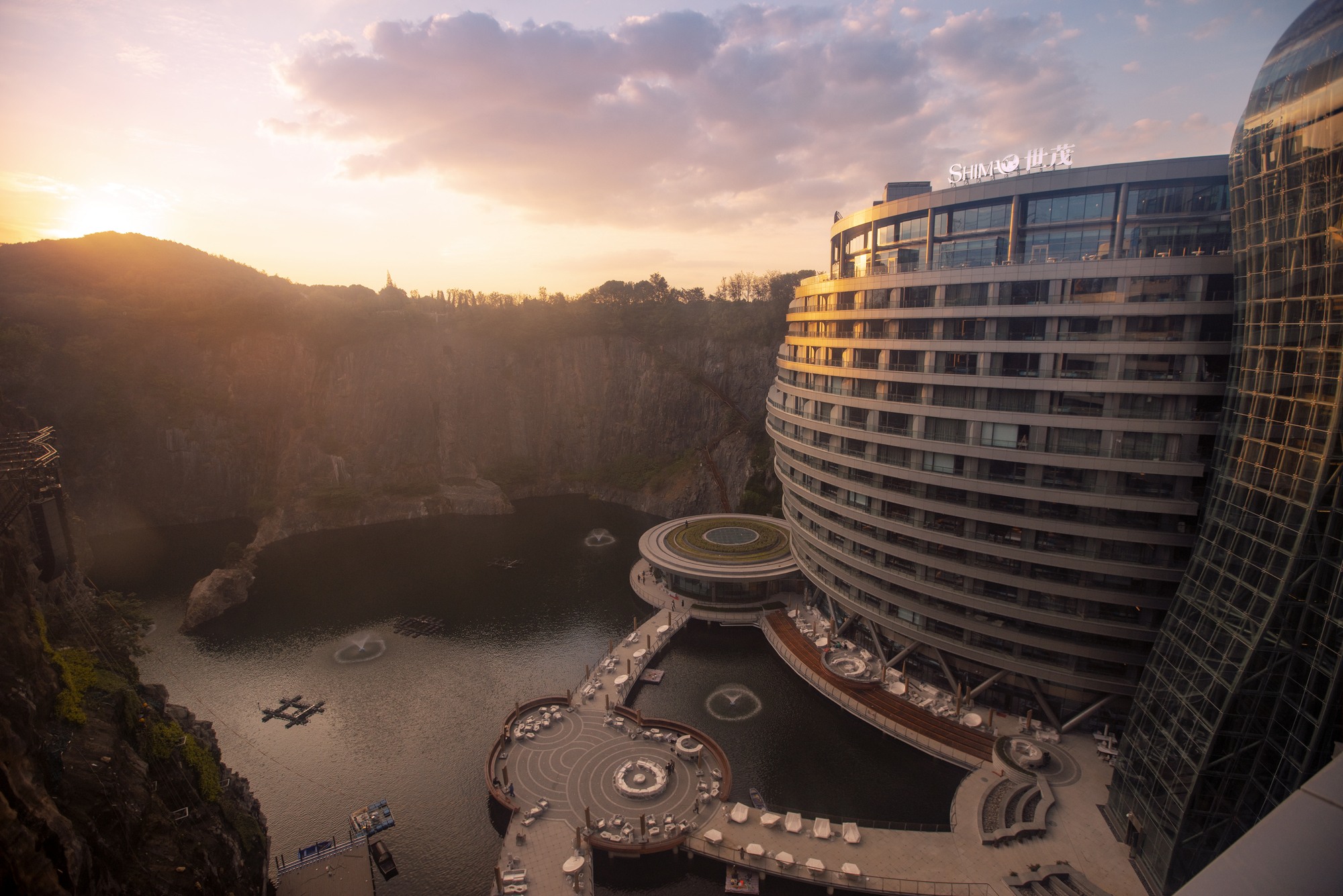 O hotel de luxo que a China construiu dentro de uma pedreira abandonada