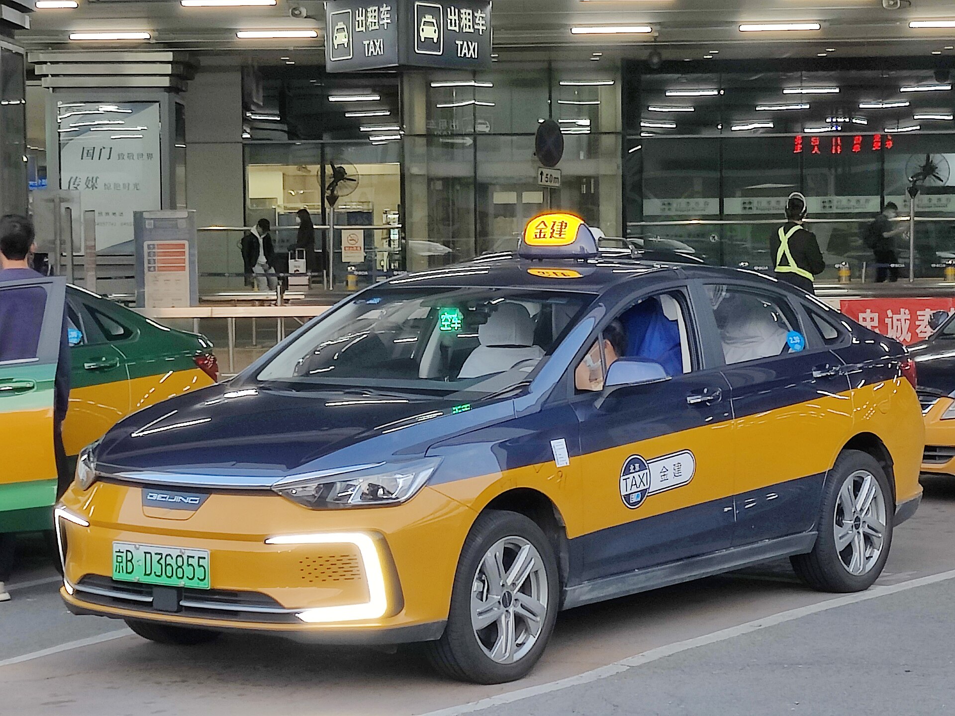 Na China digital, idoso não consegue pegar táxi