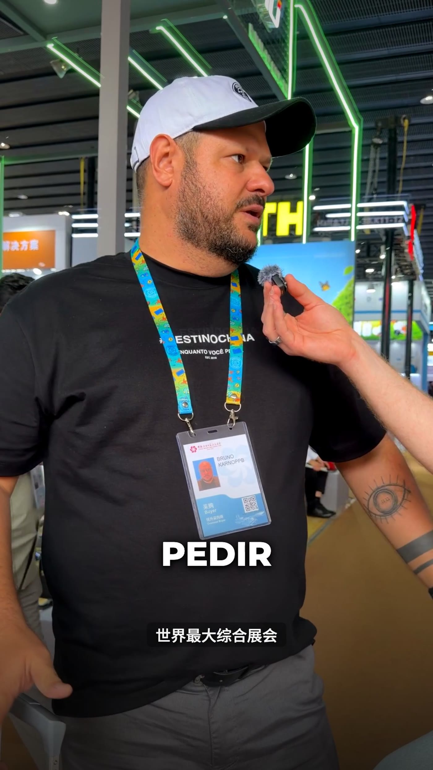O inglês do estande acaba onde a negociação começa
