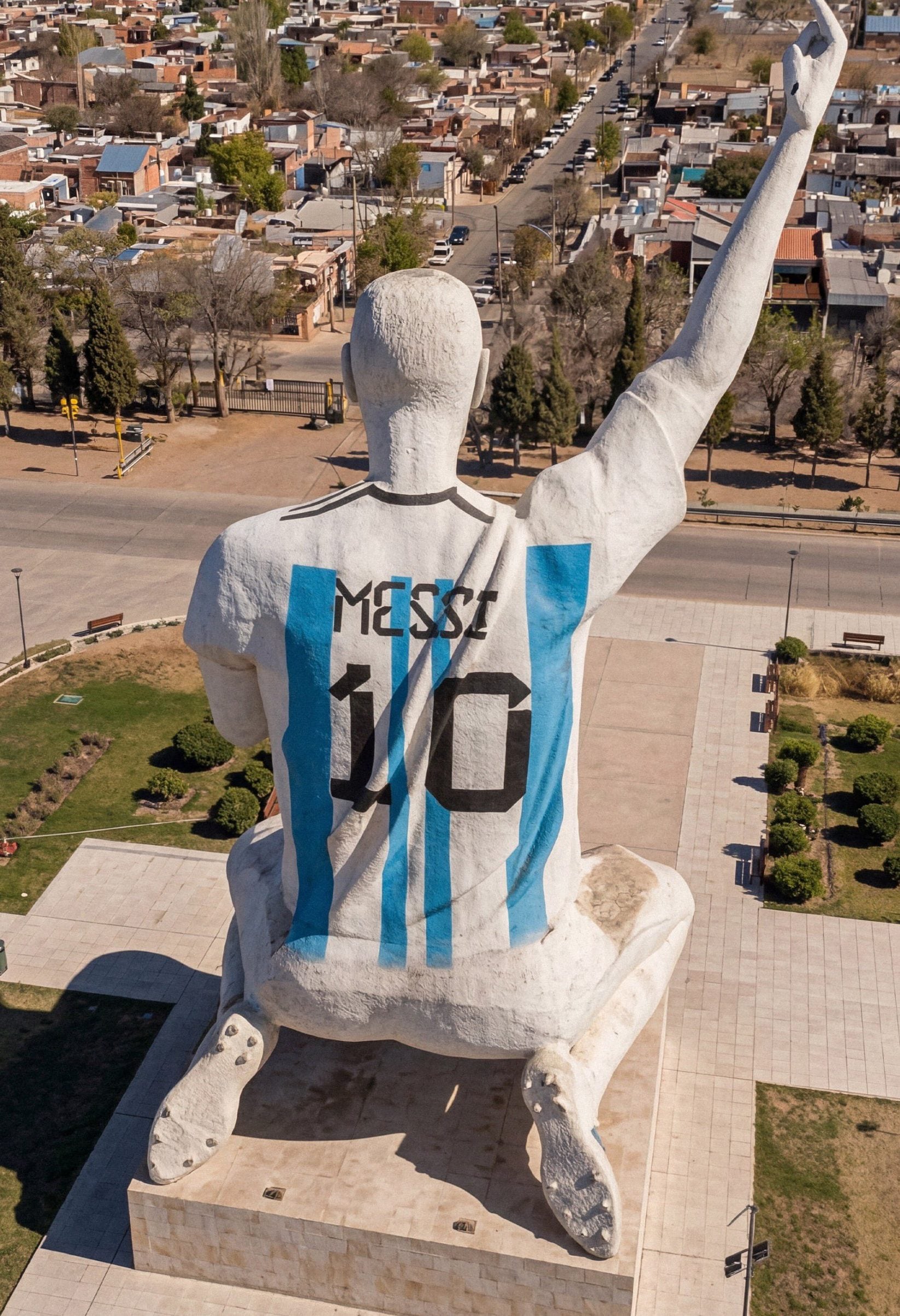 A estátua de 26 metros (e o detalhe que ninguém revisou)