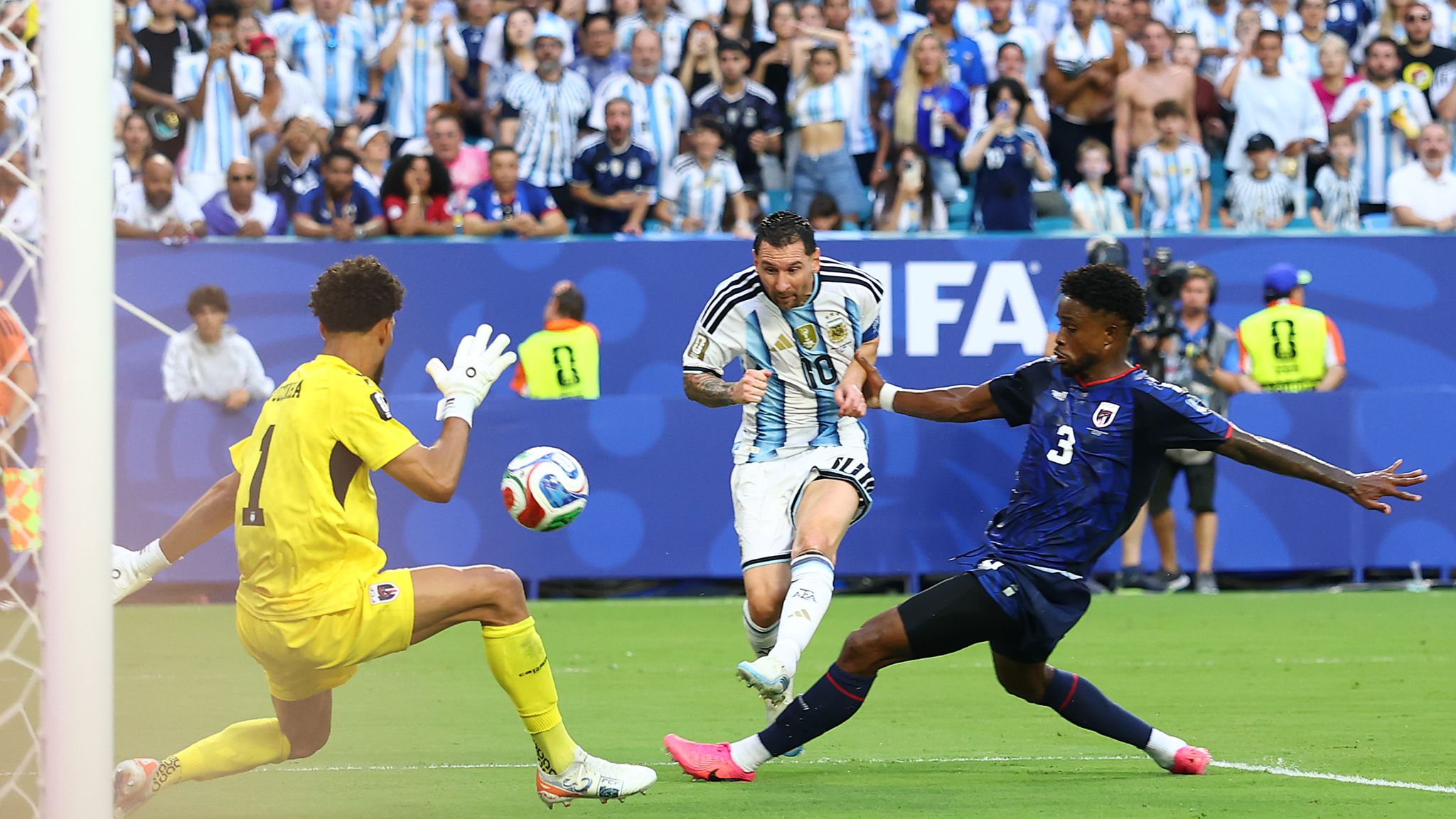 O jogo: os campeões por um fio contra a seleção irmã