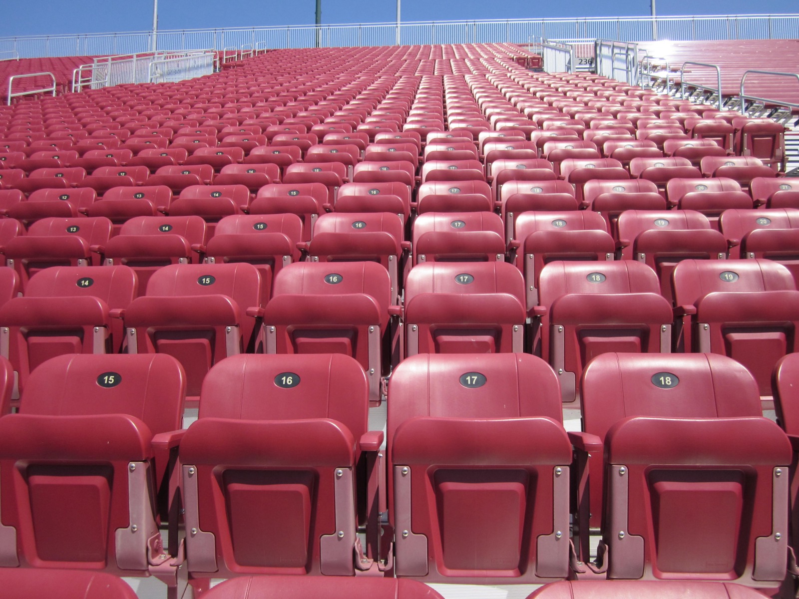 E as cadeiras de estádio? Também são chinesas (a lição)