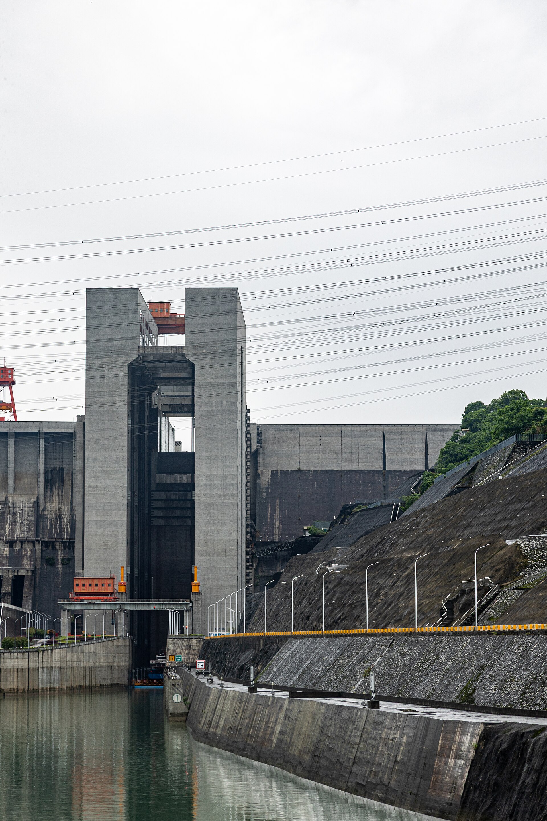 O elevador de navios e o custo humano da obra