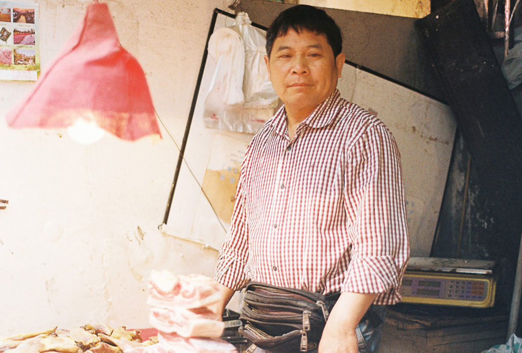 Homem chinês em mercado público