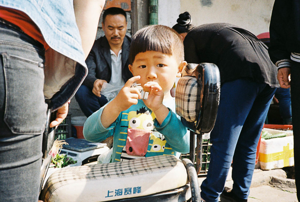 Criança em mercado na China
