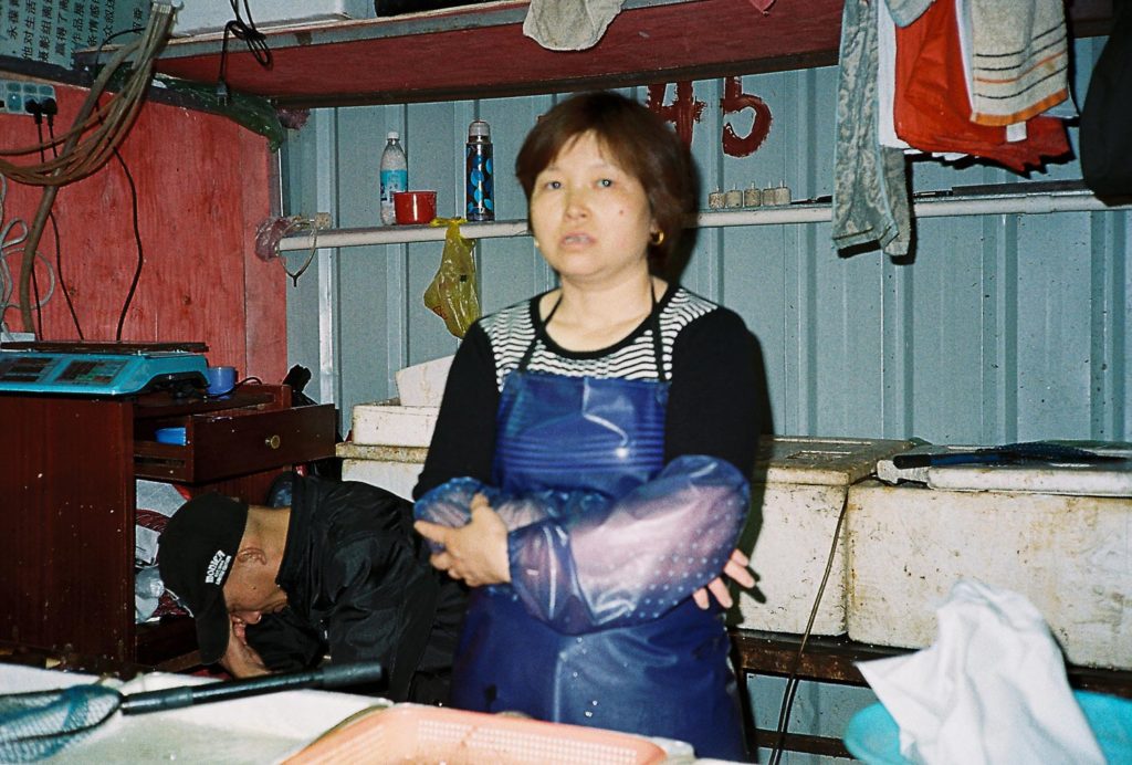 Mulher em loja de comidas na China