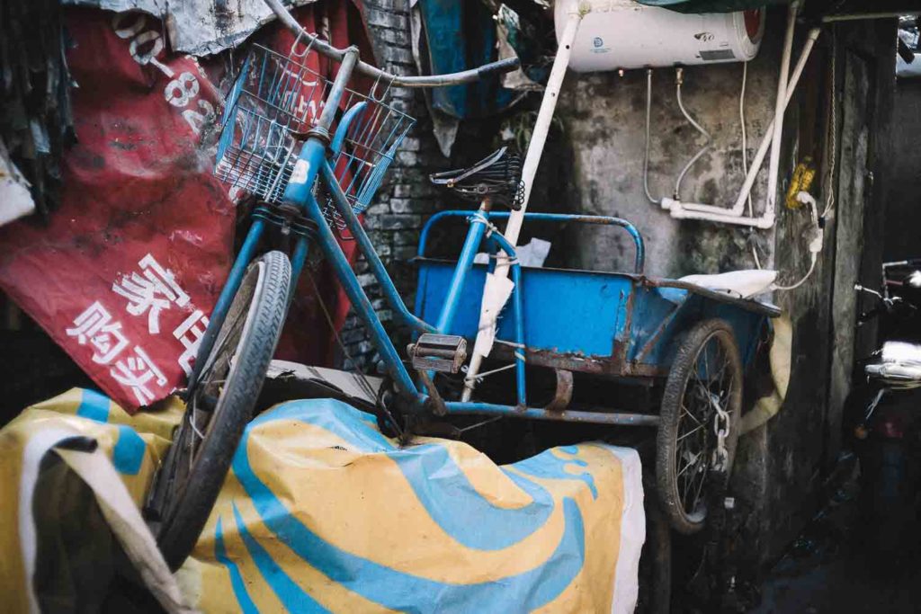 Bicicleta azul abandonada em cidade antiga