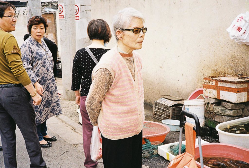 Mulher em mercado antigo na China