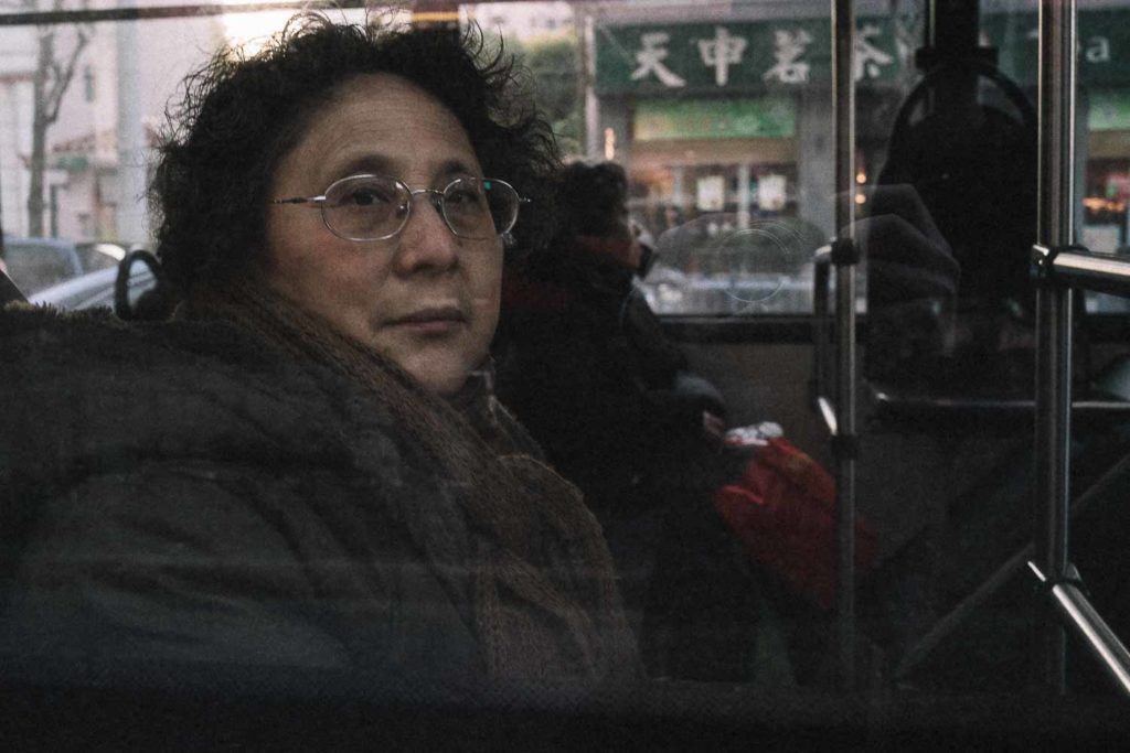 Mulher chinesa em ônibus esperando
