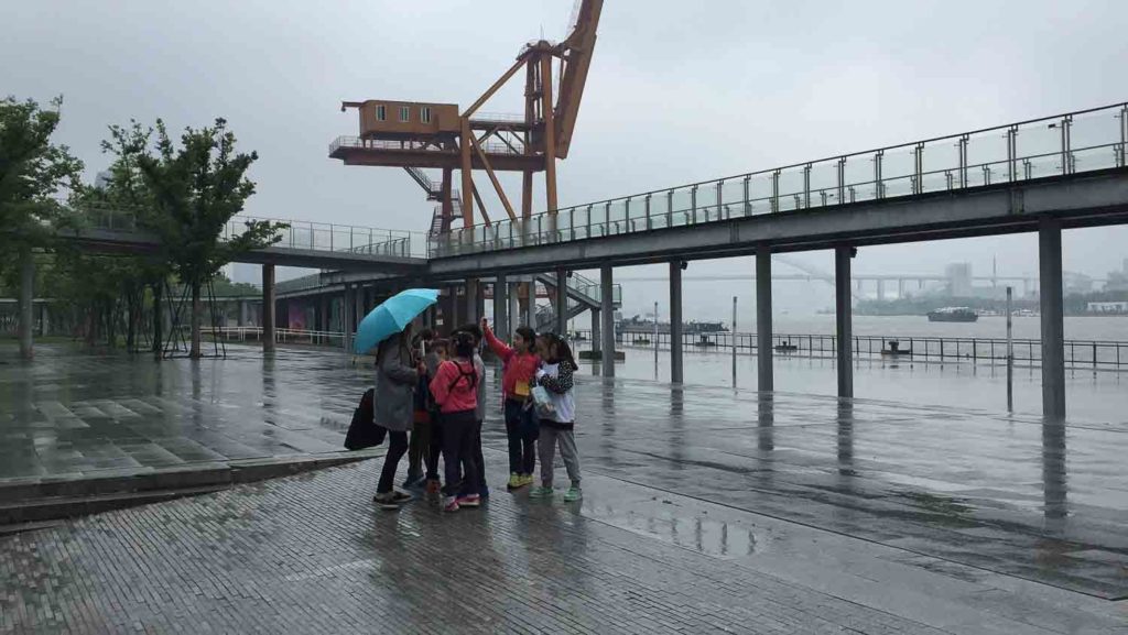 Crianças brincando na Chuva em Xangai