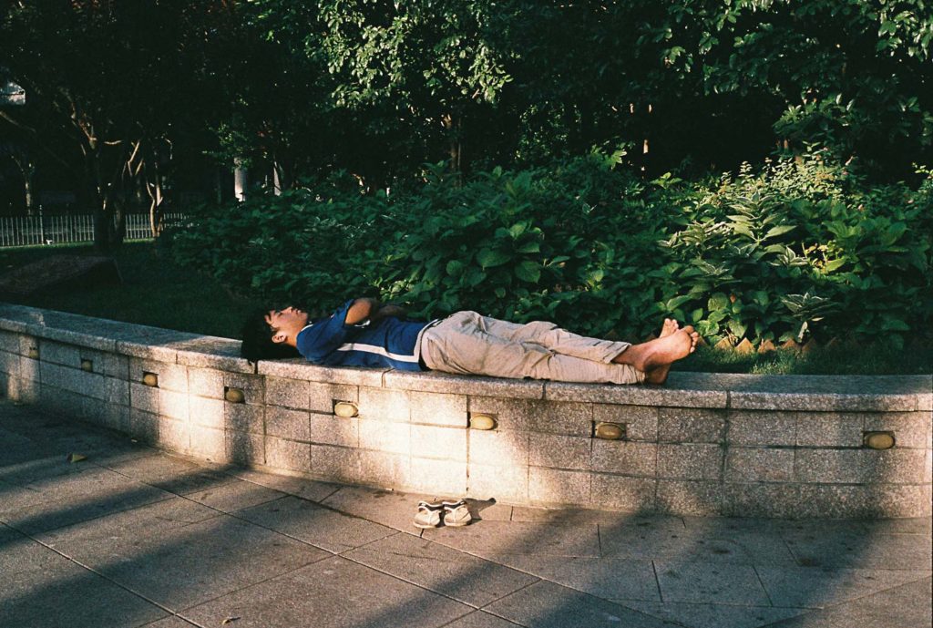 Mendigo descansando em parque na China