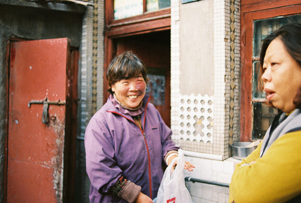 Mulheres conversando em hutong em Pequim