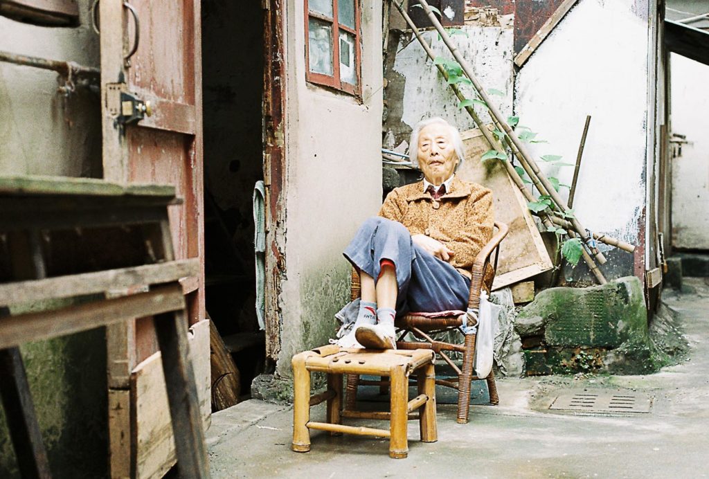 Mulher velha em cidade da China