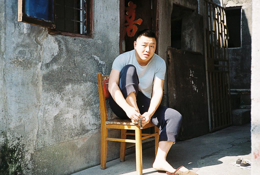 Homem limpando o pé na China