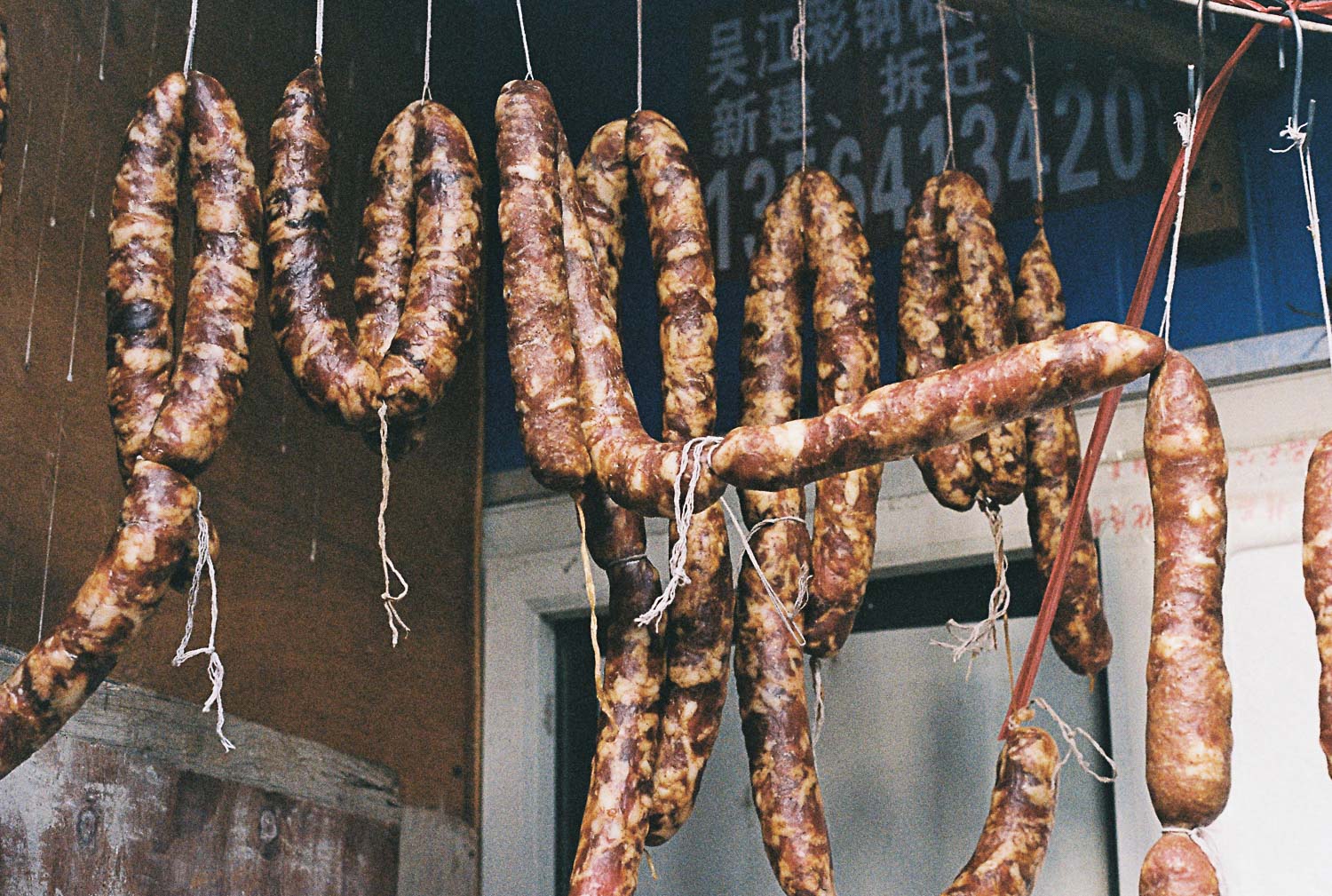 Linguiça pendurada nas ruas da China