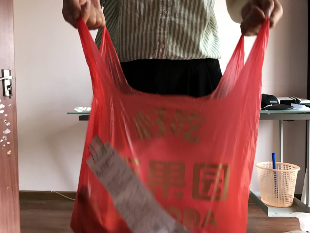 Comprando frutas na internete Sacola vermelha de compras na China