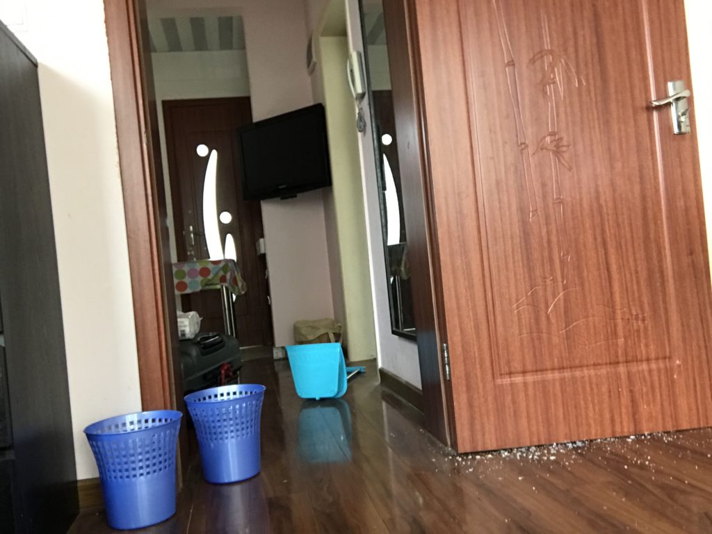 Apartamentos na China são sujos  Foto apartamento China, portas e piso madeira