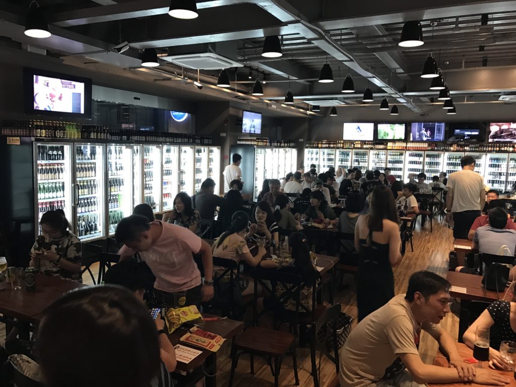 Um bar com mais de 4mil tipos de cervejas  Bar lotado na China
