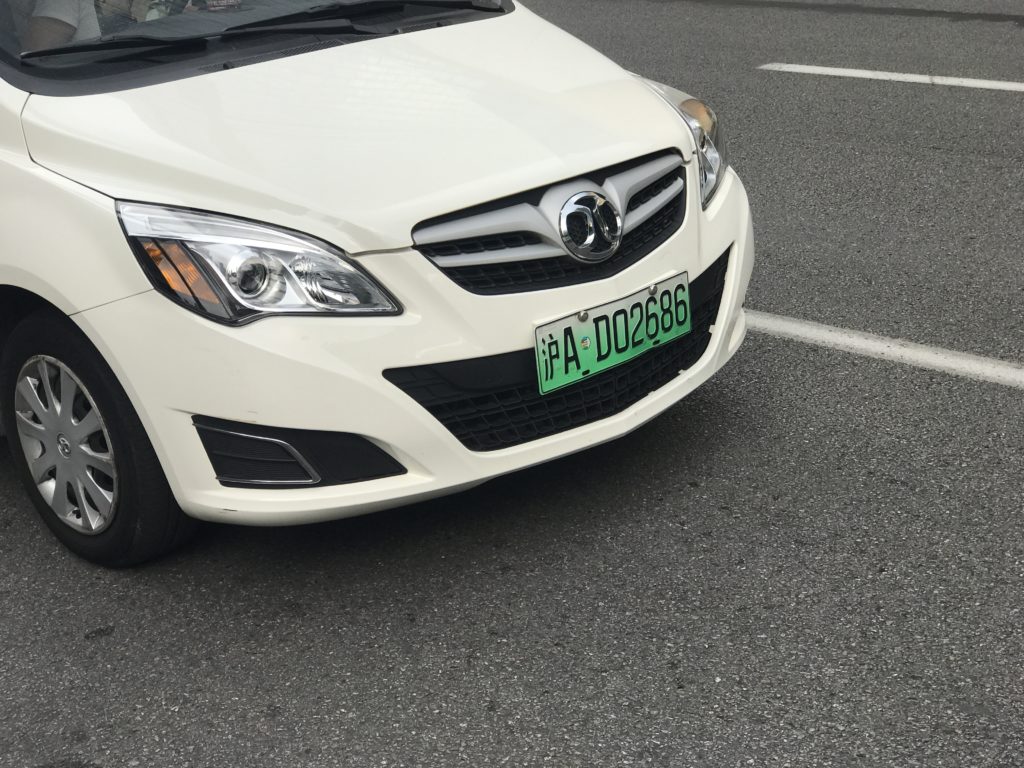 China vê vantagem competitiva em carros verdes Carro branco com placa verde China