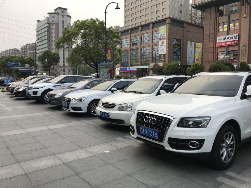 Carros na China Carros estacionados em estacionamento em Xangai