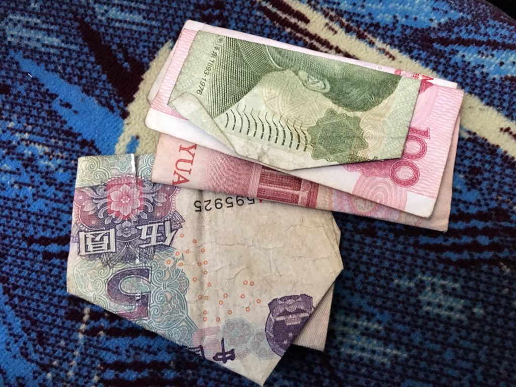 Quais sites da china são confiaveis Notas dinheiro chinês dobradas