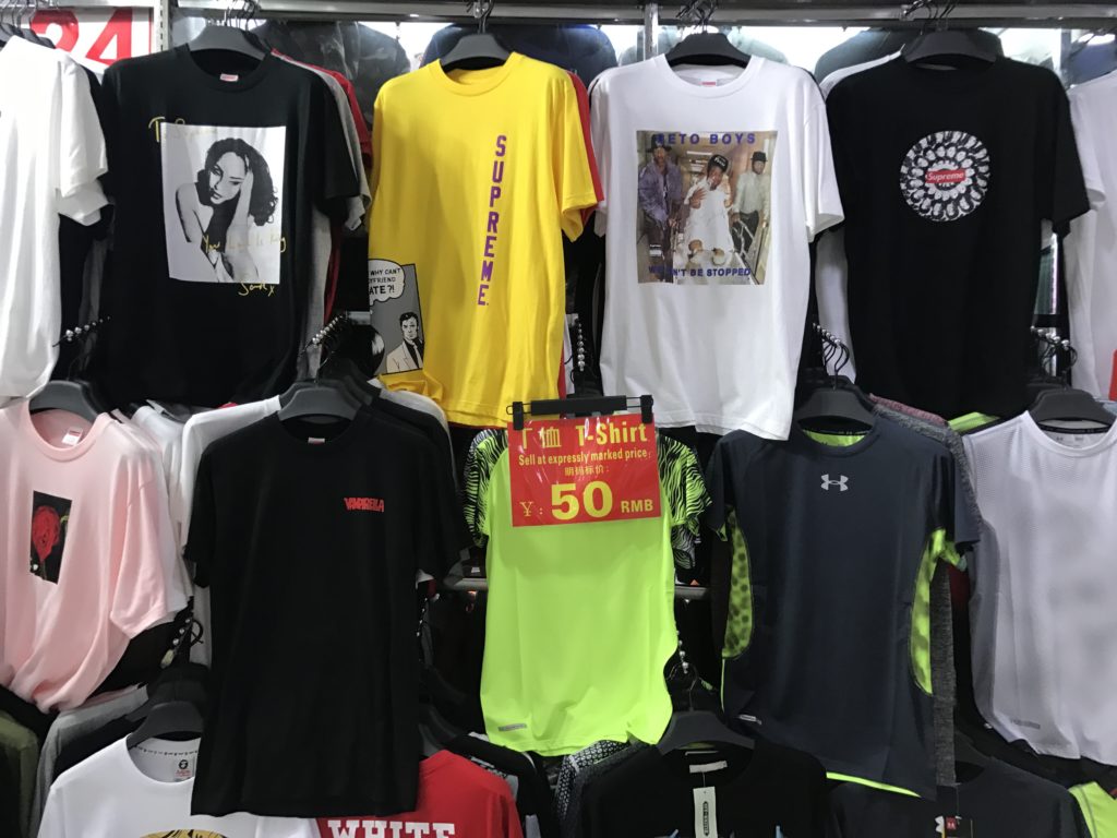 Como Importar e Revender Roupas da China Camisetas em exposição para venda em loja na China