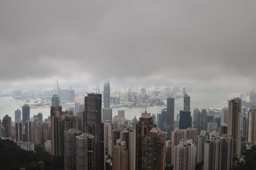 Qual é diferença entre Hong Kong e China? Panorama aéreo de grande cidade na China