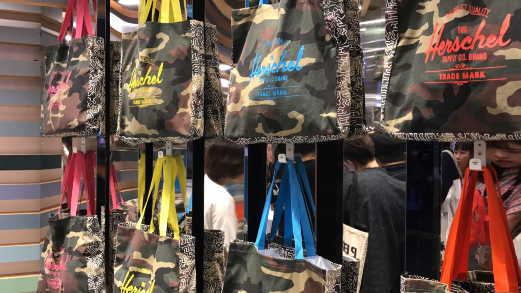 Yohood! Feira fashion na China Bolsas estampadas em exposição em loja na China