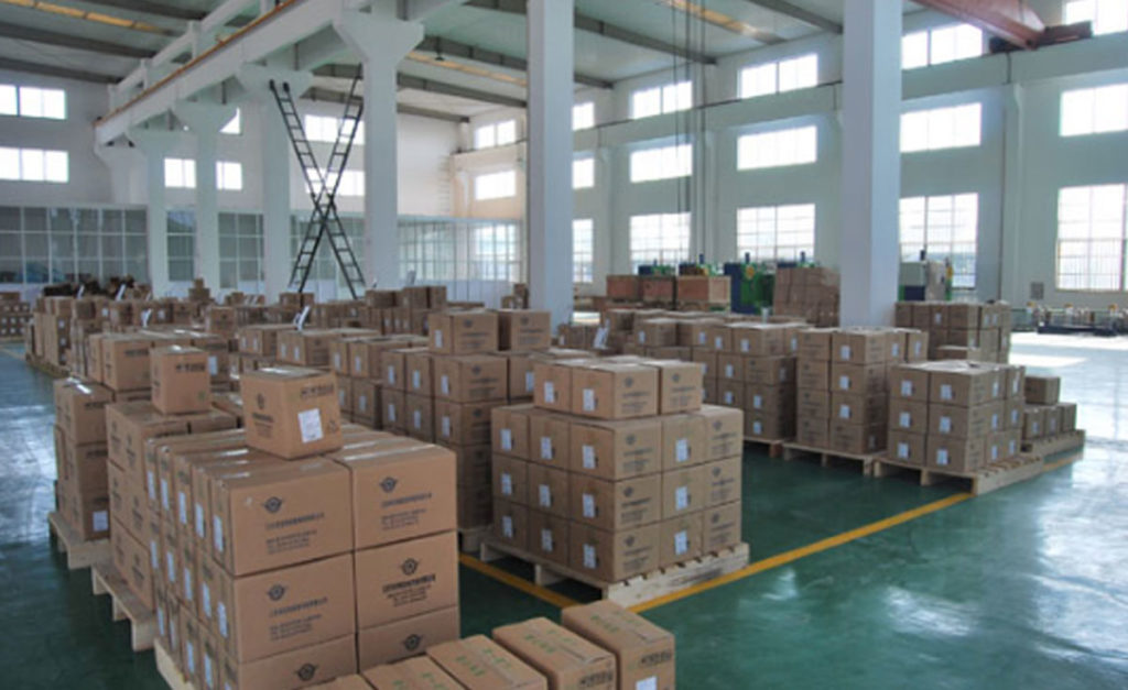 Cargas Consolidadas na China Dezenas de caixas com produtos em depósito de fábrica na China